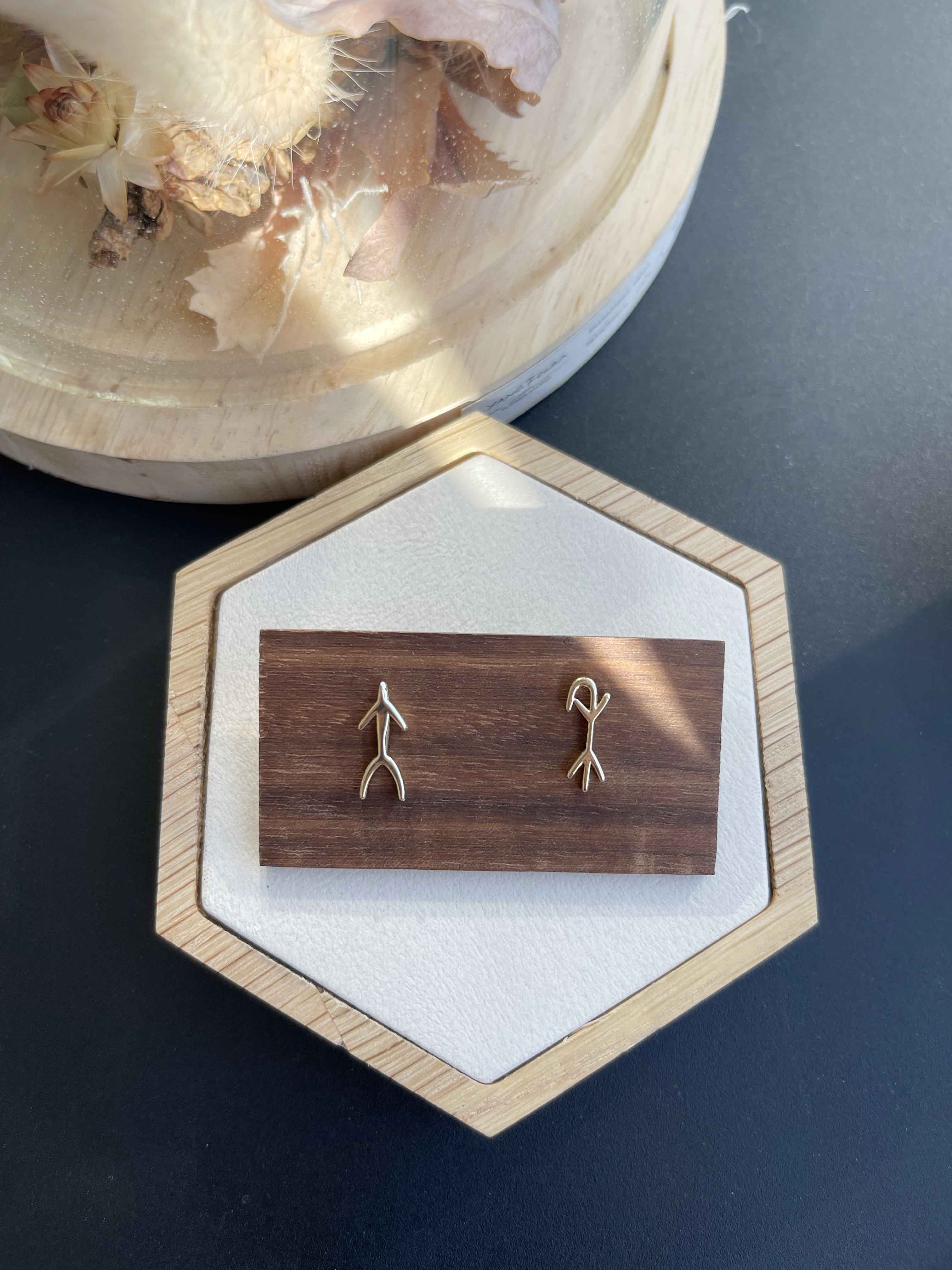 This design is inspired by relics from the Hunan Museum.